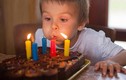 Choáng váng với lượng vi khuẩn trên bánh sinh nhật do thổi nến
